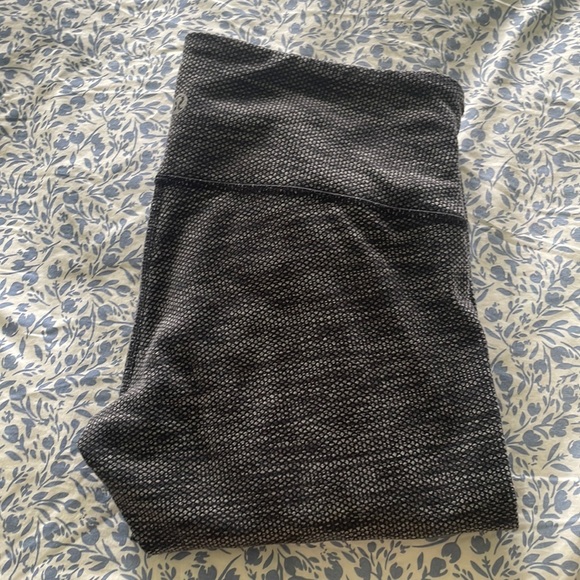 Lululemon, Grey print, size 4, low-waisted, full length leggings. - Picture 1 of 5